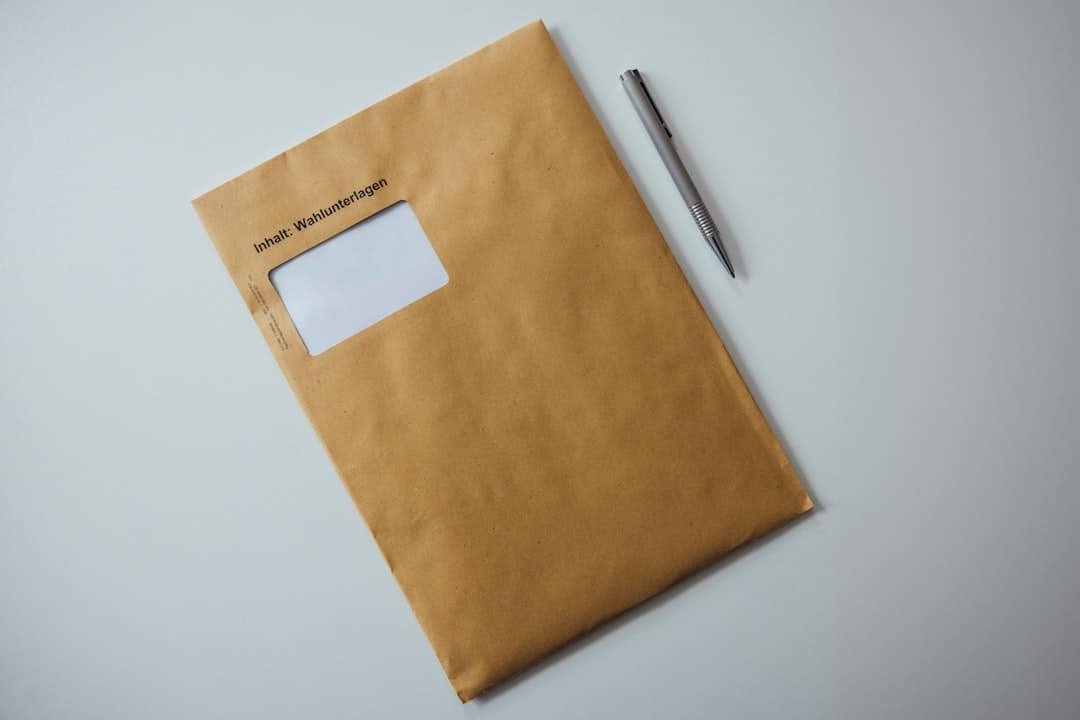 Carpeta de manila, sobre sellado y portapapeles bajo luz cálida — naturaleza muerta de documentos